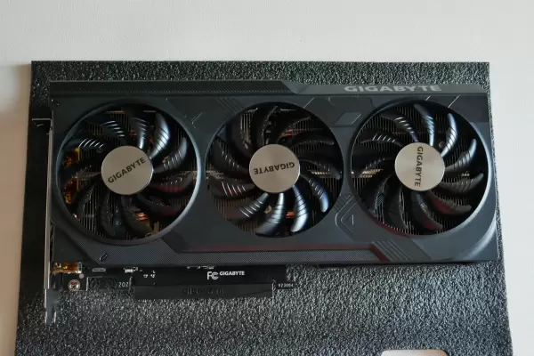 GIGABYTEのGeForce RTX 4070 WINDFORCE OC 12G 3連ファン
