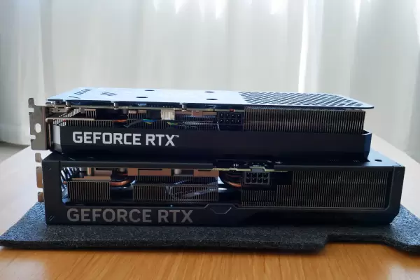 RTX3060（上）とRTX4070（下）を重ねたところ
